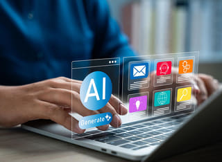 Inversor principiante en cripto que estudia las nociones esenciales del trading automatizado con inteligencia artificial