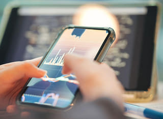 Persona que invierte revisando el proceso claro de transferencia y retiro de sus fondos