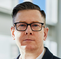 Alexander Hughes en un retrato, CEO de una compañía de trading de criptomonedas