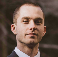 Retrato de Thomas Whitfield, analista de trading con experiencia en el mercado cripto